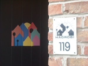 Le logo de l'Hagrobi peint sur la maison commune de l'habitat groupé, part de notre parcours en habitat participatif